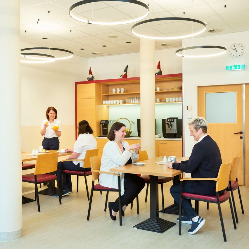 Bild enthält, Cafeteria, Indoors, Restaurant, Adult, Female, Person, Woman, Male, Man, Shoe