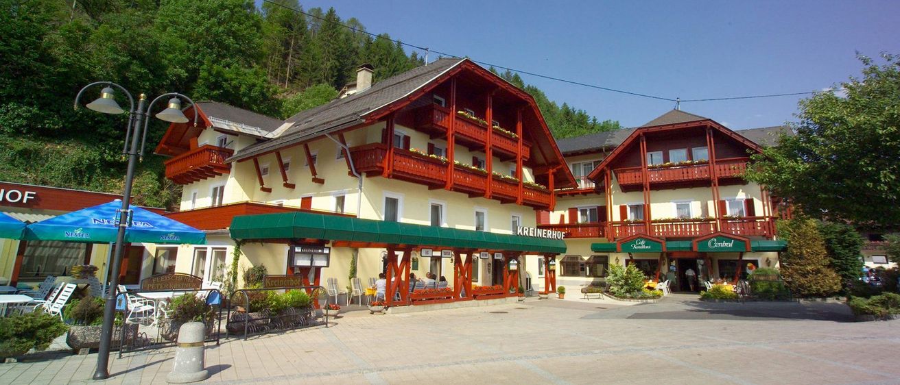 Bild enthält, Architecture, Building, Hotel, Resort, Outdoors, Shelter, Monastery, Neighborhood, Person