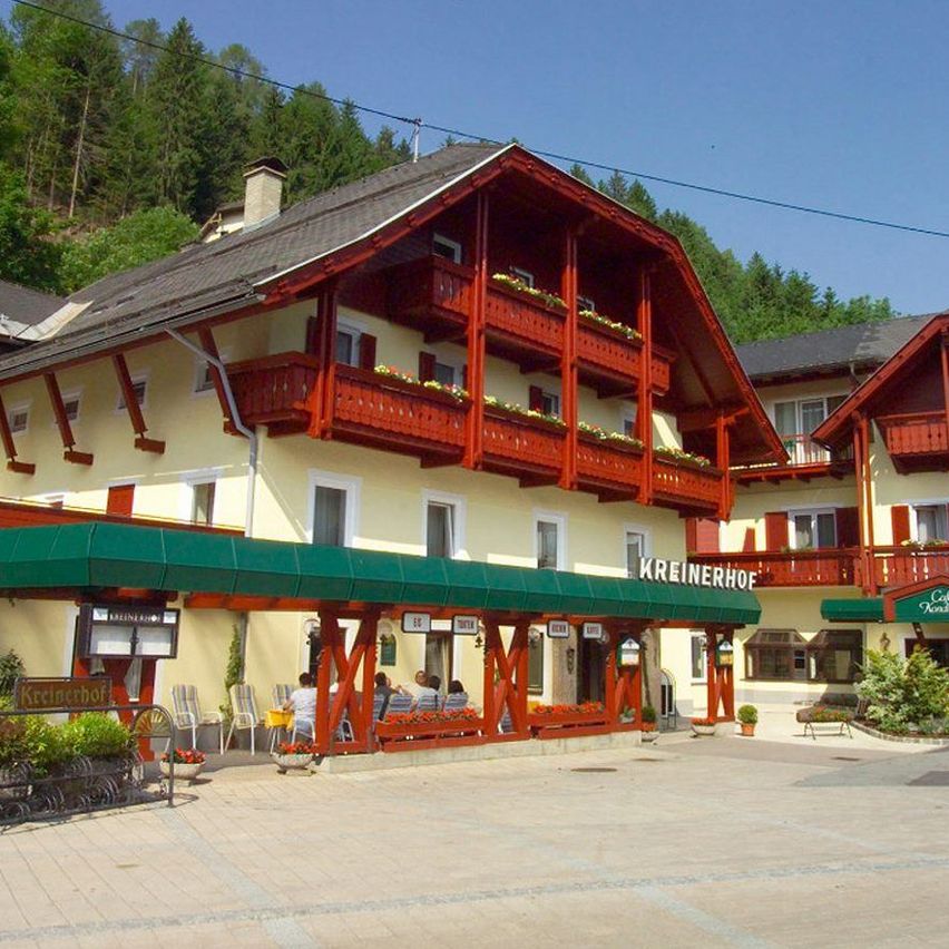 Bild enthält, Architecture, Building, Hotel, Resort, Outdoors, Shelter, Monastery, Neighborhood, Person