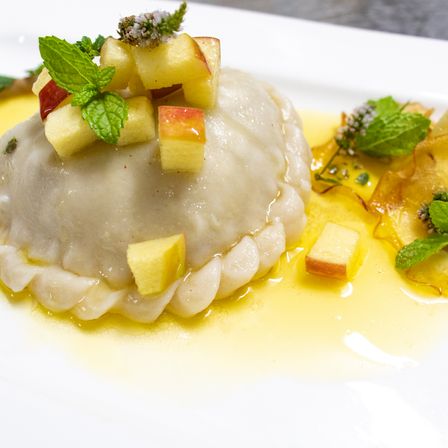 Bild enthält, Food, Food Presentation, Pasta, Ravioli, Herbs, Plant, Dessert, Ice Cream, Plate, Meal