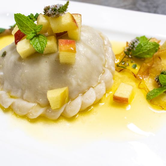 Bild enthält, Food, Food Presentation, Pasta, Ravioli, Herbs, Plant, Dessert, Ice Cream, Plate, Meal