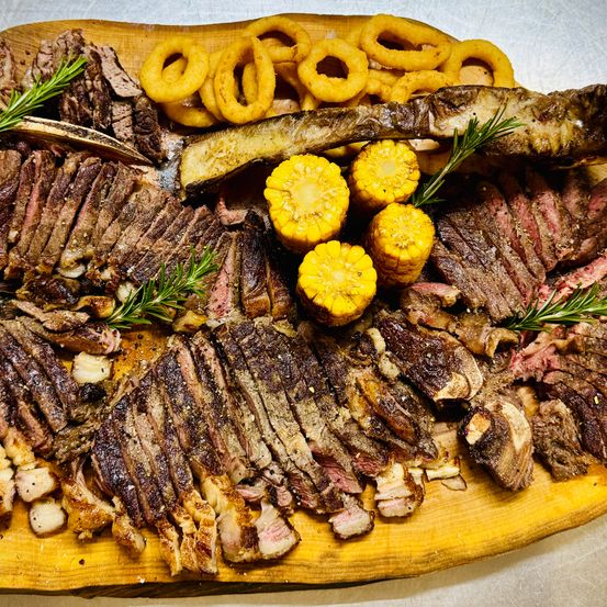 Bild enthält, Food, Food Presentation, Dish, Meal, Platter, Meat, Steak, Beef, Mutton