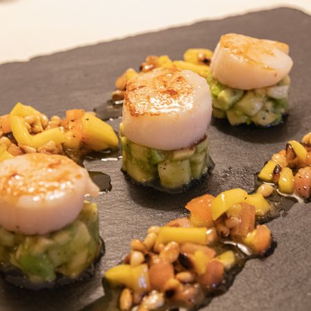 Bild enthält, Food, Food Presentation, Meal, Dish, Burger, Cream, Dessert, Ice Cream