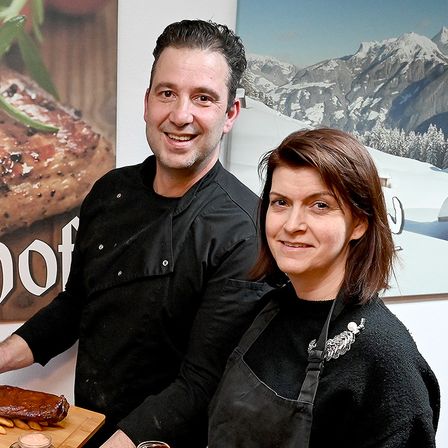 Bild enthält, Adult, Female, Person, Woman, Male, Man, Face, Head, Table, Food