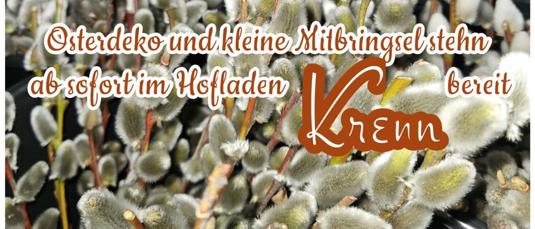 Drei Bilder zeigen Osterdekorationen. Das obere Bild hat eine Vase mit bunten Blumen. Das mittlere Bild zeigt einen Strauß Weidenzweige. Das untere Bild zeigt hölzerne Hasen.