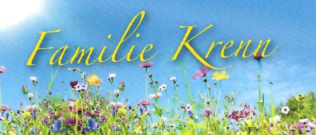 Eine farbenfrohe Wiese voller verschiedener Blumen, darunter lila, gelbe und weiße Blüten, unter einem klaren blauen Himmel. Das Wort 'Kreili' ist prominent in Gelb dargestellt.