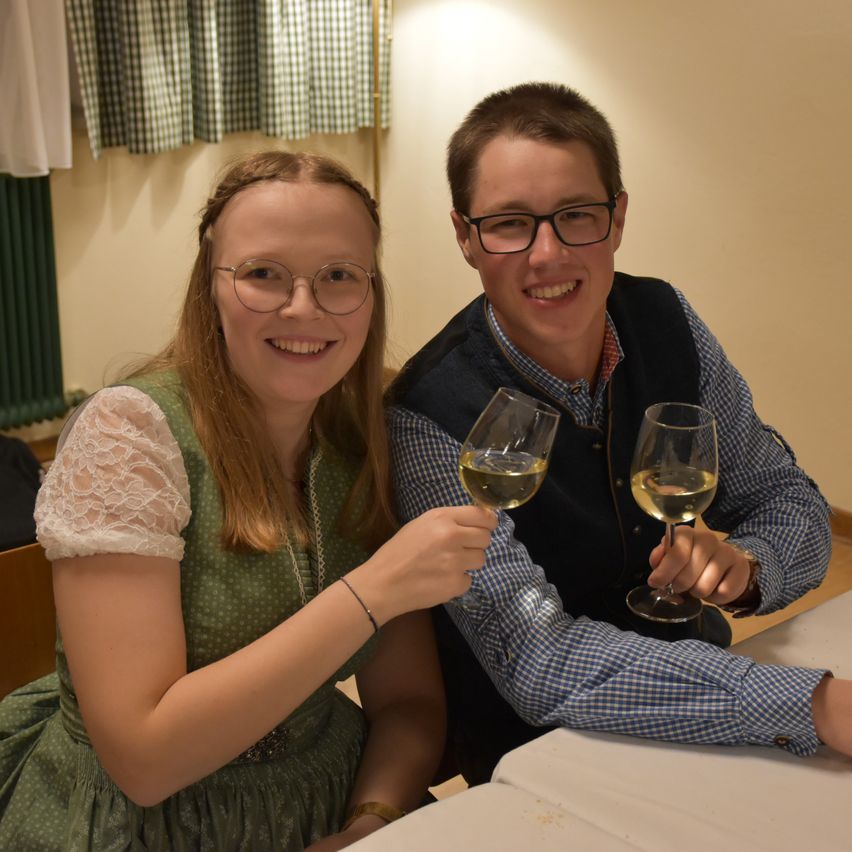 Bild enthält, Glass, Finger, Person, Goblet, Couch, Adult, Female, Woman, Face, Glasses