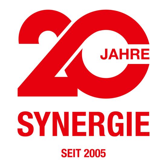 Ein rotes Logo mit der Nummer 20 und dem Wort Jahre, darunter der Text Synergie Seit 2005.