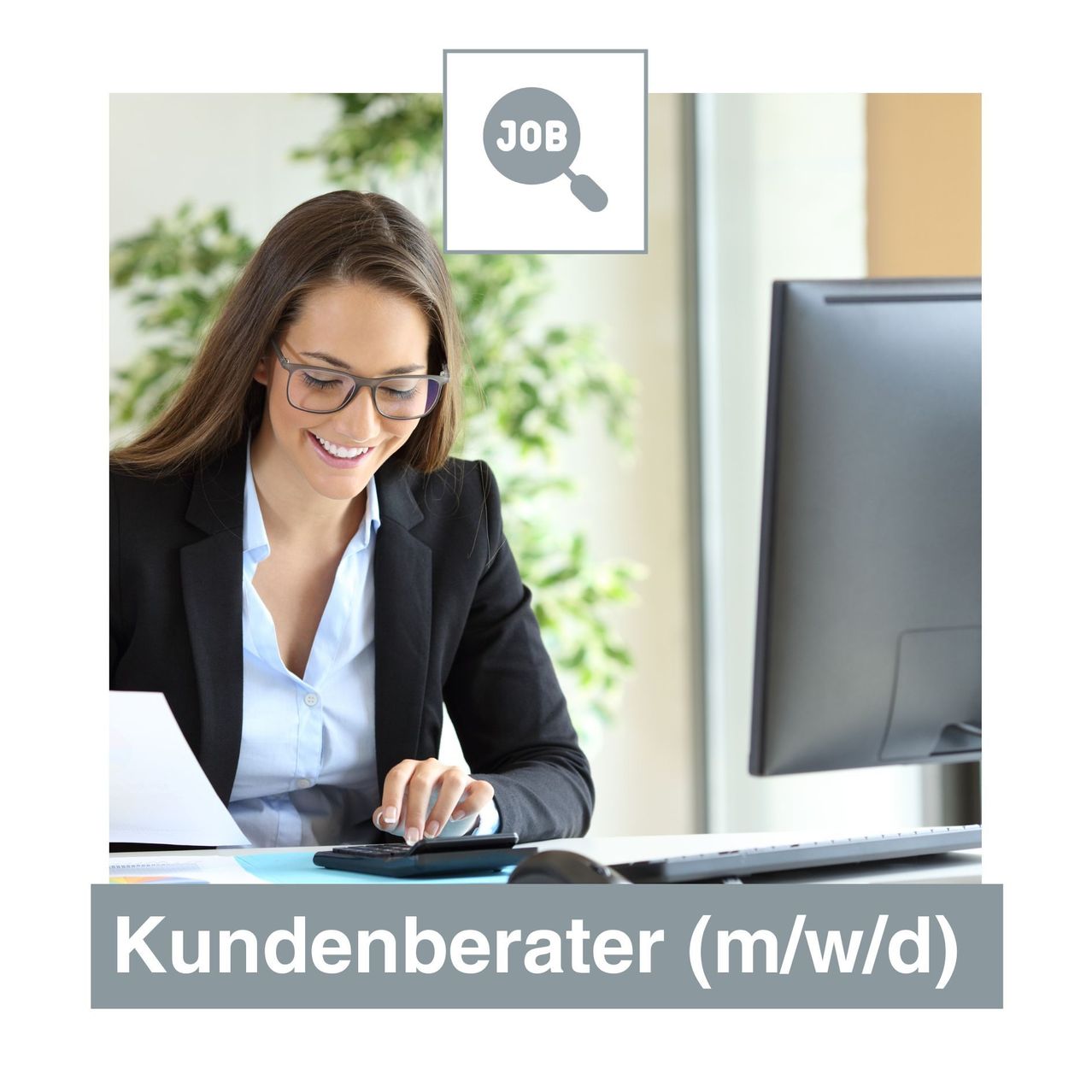 Stellenanzeige mit dem Titel 'Kundenberater (m/w/d)'. Eine lächelnde Frau mit Brille und Anzug sitzt an einem Schreibtisch vor einem Computer.