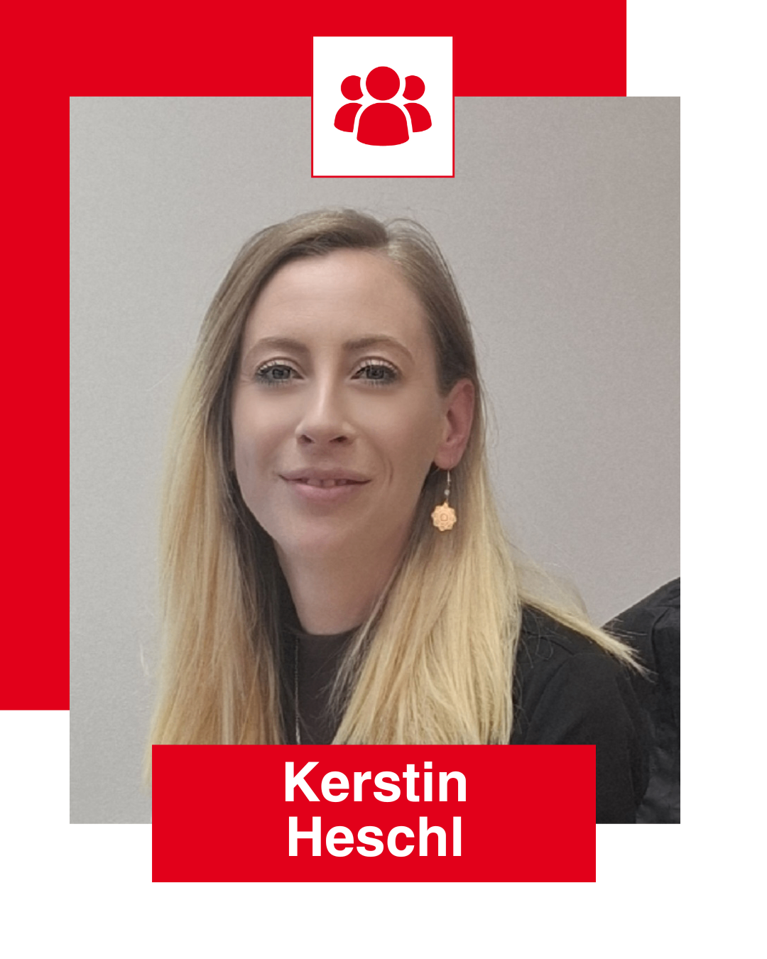 Eine lächelnde Frau mit blonden Haaren und einem schwarzen Oberteil steht vor einem grauen Hintergrund. Unter ihr steht der Name Kerstin Heschl in weiß.