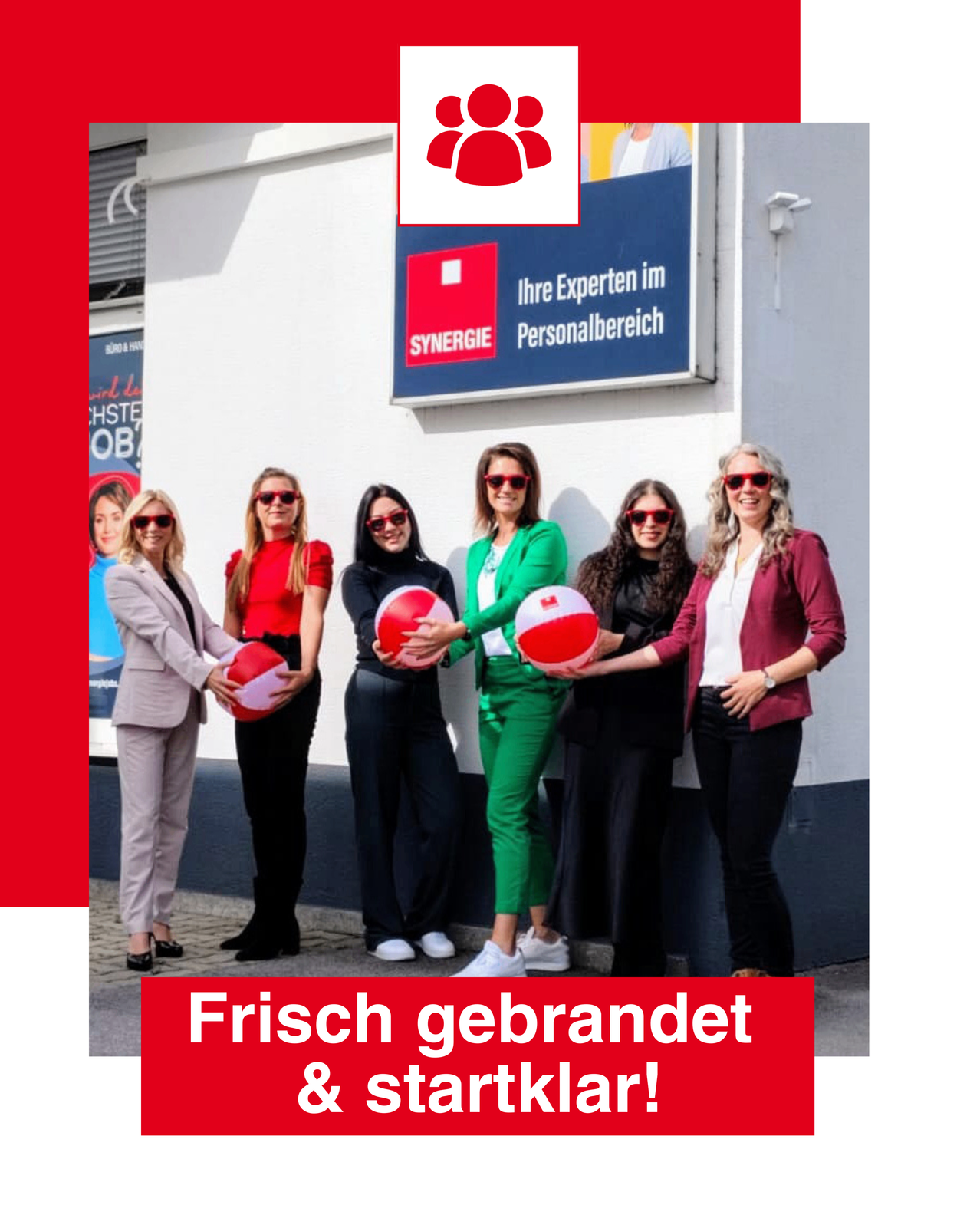 Gruppe von Frauen steht vor einem Gebäude, alle mit Sonnenbrillen, halten Strandbälle. Das Gebäude hat ein Schild mit der Aufschrift 'Ihre Experten im Personalbereich'.