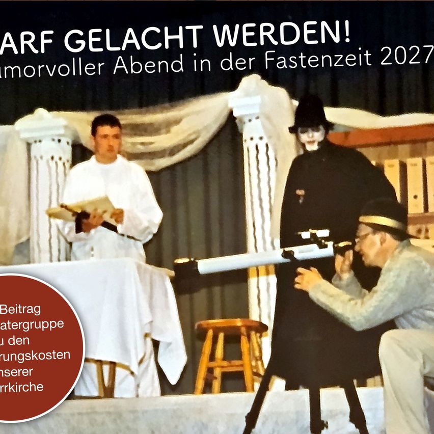 Ein Bühnenstück wird aufgeführt. Ein Mann in einem weißen Gewand steht auf der Bühne und hält ein Buch. Ein anderer Mann in Schwarz macht ein Foto. Ein Hocker steht neben der Bühne. Ein Mann sitzt auf dem Boden vor einem Teleskop.