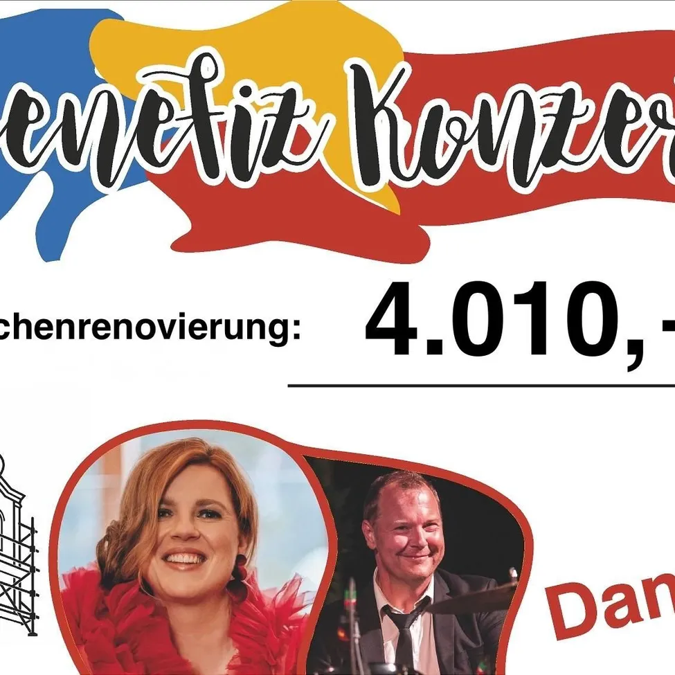 Ein Plakat für ein Konzert zur Kirchenrenovierung mit einer lächelnden Frau und einem Mann, der Schlagzeug spielt.