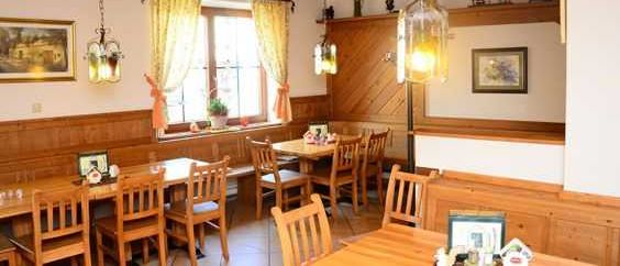 Bild enthält, Dining Room, Dining Table, Furniture, Indoors, Table, Restaurant, Cafe, Interior Design, Wood, Cafeteria