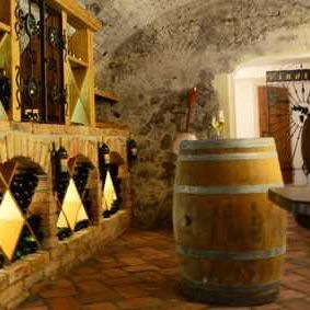 Bild enthält, Alcohol, Beverage, Liquor, Wine, Wine Cellar, Bulldozer, Machine, Bottle, Shaker