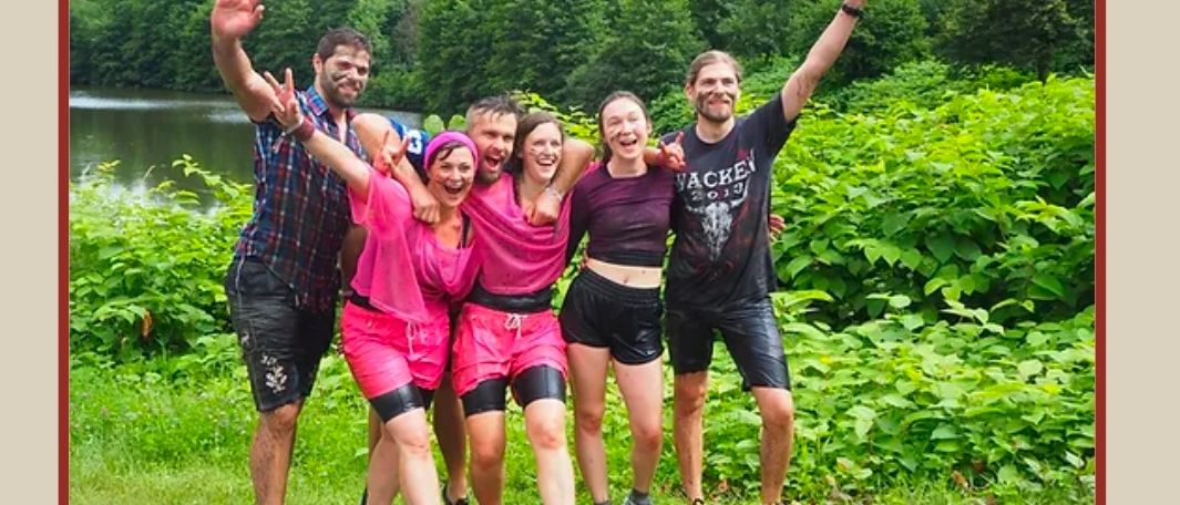 Bild enthält, Person, Photography, Portrait, Shorts, Grass, T-Shirt, People, Vegetation, Advertisement, Poster