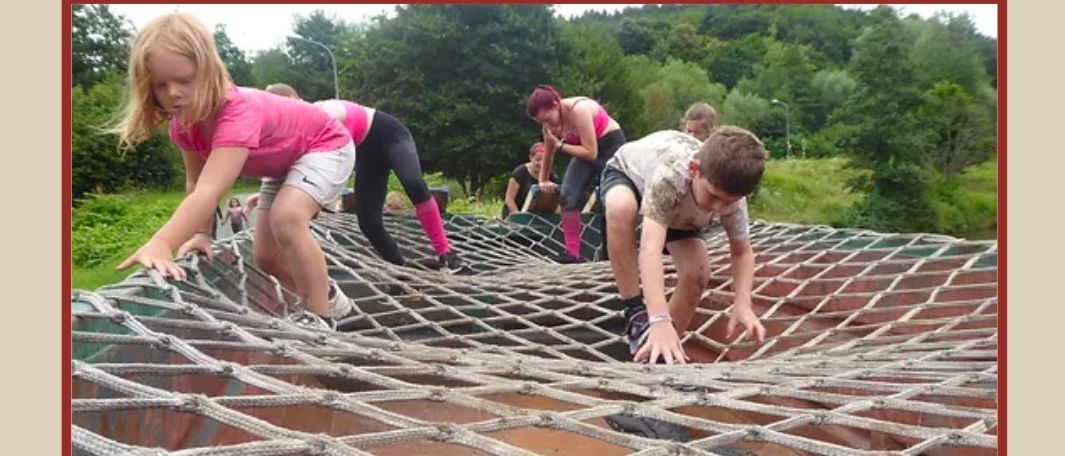 Bild enthält, Vegetation, Boy, Child, Male, Person, Park, Female, Girl, Adult, Man