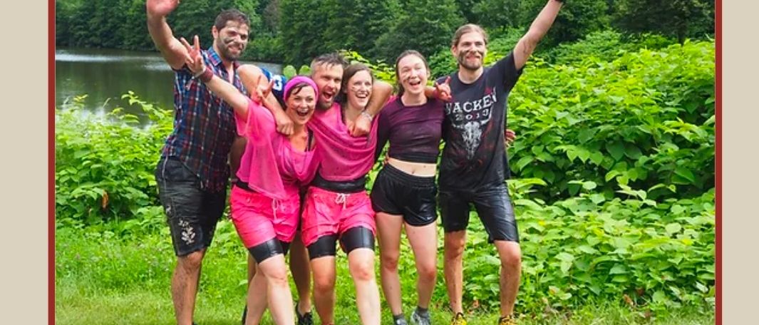 Bild enthält, Person, Photography, Portrait, Shorts, Grass, T-Shirt, People, Vegetation, Advertisement, Poster