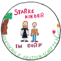 Ein kreisförmiges Logo mit zwei Kindern, die nebeneinander stehen, einem Baum und Blumen. Oben steht 'Starke Kinder' und darunter 'Im Dorf'. Der Hintergrundtext lautet 'Volksschule Deutsch-Schiitze N.'
