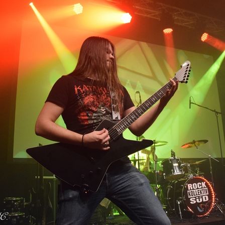 Bild enthält, Concert, Crowd, Person, Guitar, Musical Instrument, Rock Concert, Guitarist, Musician, Performer, Face