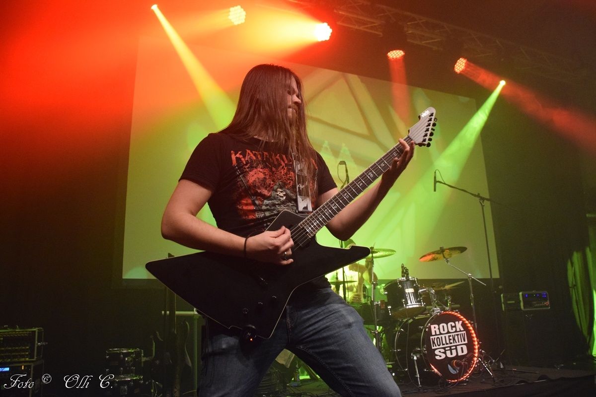 Bild enthält, Concert, Crowd, Person, Guitar, Musical Instrument, Rock Concert, Guitarist, Musician, Performer, Face