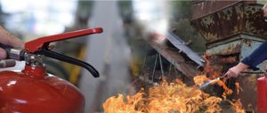 Ein roter Feuerlöscher im Vordergrund kontrastiert mit einem verschwommenen Bild eines brennenden, beschädigten Gebäudes im Hintergrund.