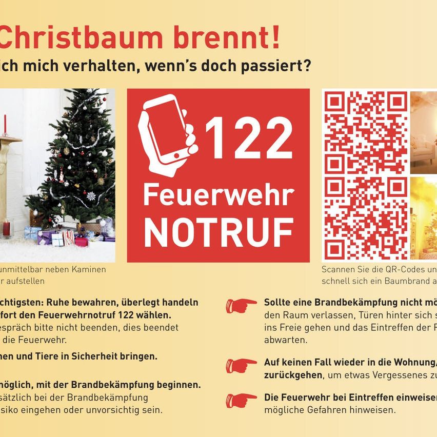 Das Plakat warnt vor einem brennenden Weihnachtsbaum. Es bietet die Notrufnummer 112 und rät, die Feuerwehr zu rufen. Es empfiehlt auch, nicht wieder in die Räumlichkeiten einzutreten und die Feuerwehrleute nicht zu behindern. Scannen Sie den QR-Code für weitere Informationen.