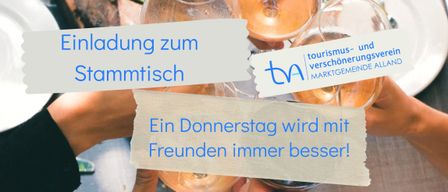 Eine Nahaufnahme von Gläsern, gefüllt mit bernsteinfarbener Flüssigkeit. Ein zerrissenes Papier mit der Aufschrift 'Ein Donnerstag wird Freunden immer besser'. Der Text 'tva' ist in Blau zu sehen.