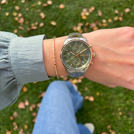 Bild enthält, Wristwatch, Arm, Body Part, Person, Clothing, Jeans, Pants, Bracelet, Jewelry, Hand