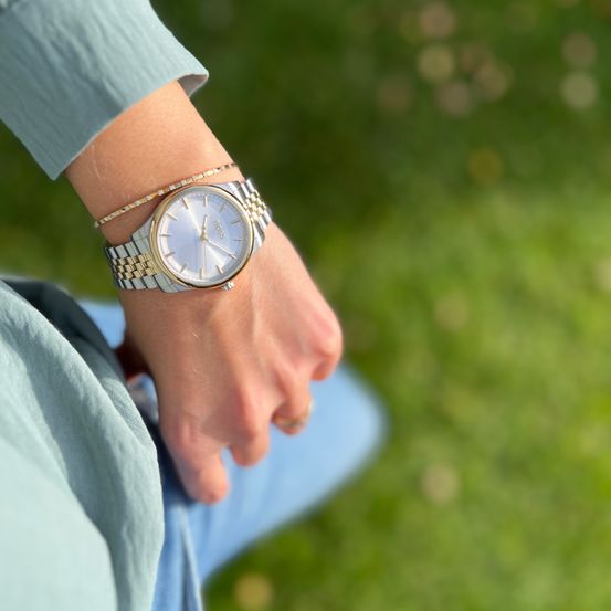 Bild enthält, Wristwatch, Body Part, Finger, Hand, Person, Arm, Cuff