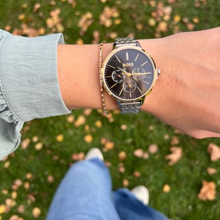 Bild enthält, Wristwatch, Arm, Body Part, Person, Clothing, Pants, Jeans, Bracelet, Jewelry, Hand