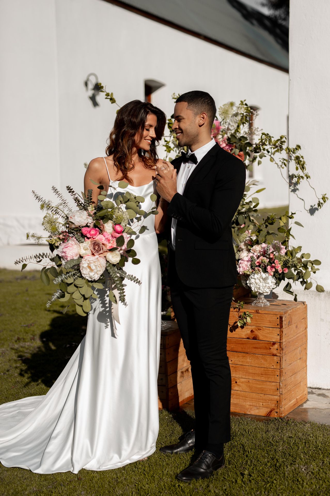 Bild enthält, Flower, Flower Arrangement, Flower Bouquet, Dress, Potted Plant, Formal Wear, Gown, Bride, Person, Woman