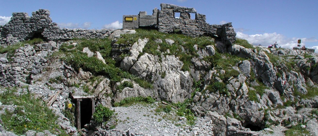 Bild enthält, Rubble, Architecture, Building, Bunker, Ruins, Rock, Outdoors, Shelter, Nature, Plant