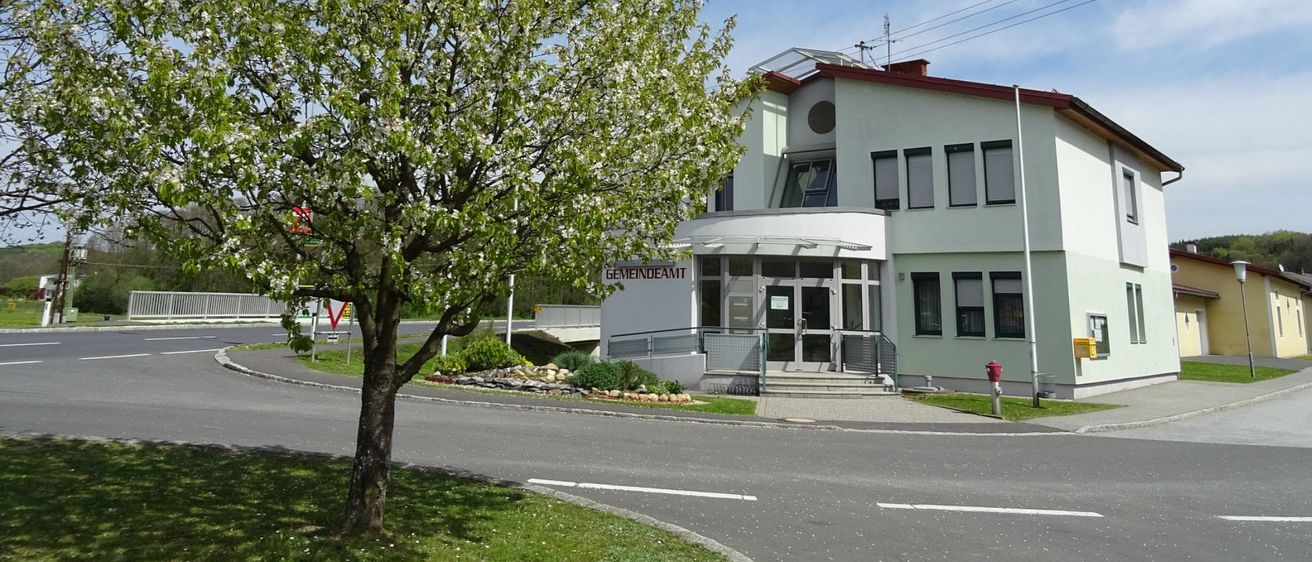 Bild enthält, Neighborhood, City, Road, Street, Urban, Shelter, Tree, Grass, Intersection, Path