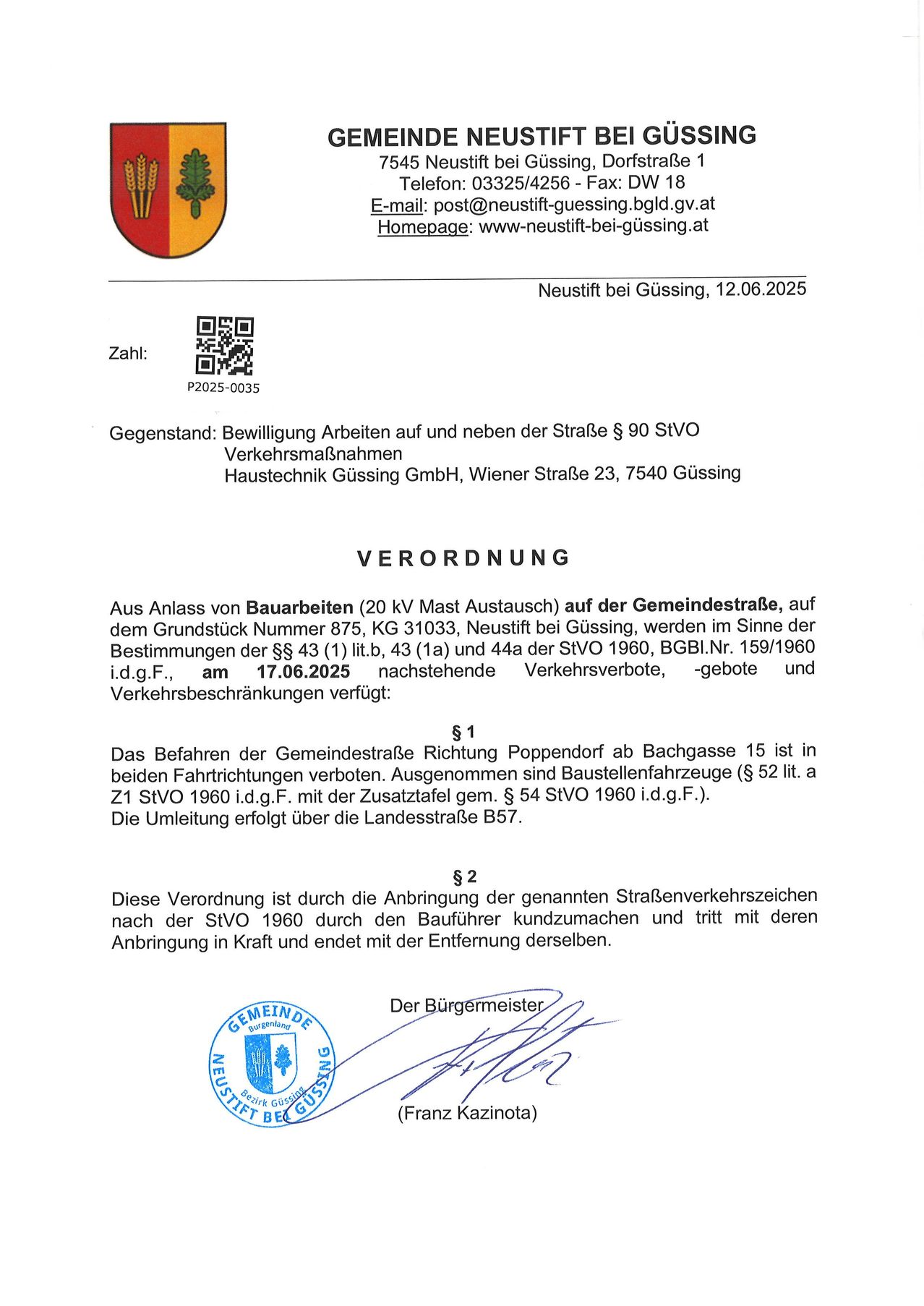 Ein offizielles Dokument der Gemeinde Gusing über Bauarbeiten an der Gemeindestraße, die am 17.06.2025 den Fahrzeugverkehr verbieten. Das Dokument enthält einen QR-Code und Kontaktinformationen. Es legt Einschränkungen für die Straße nach Poppendorf fest, erlaubt nur Baufahrzeuge und Anhänger, U-Wendungen sind nicht gestattet.