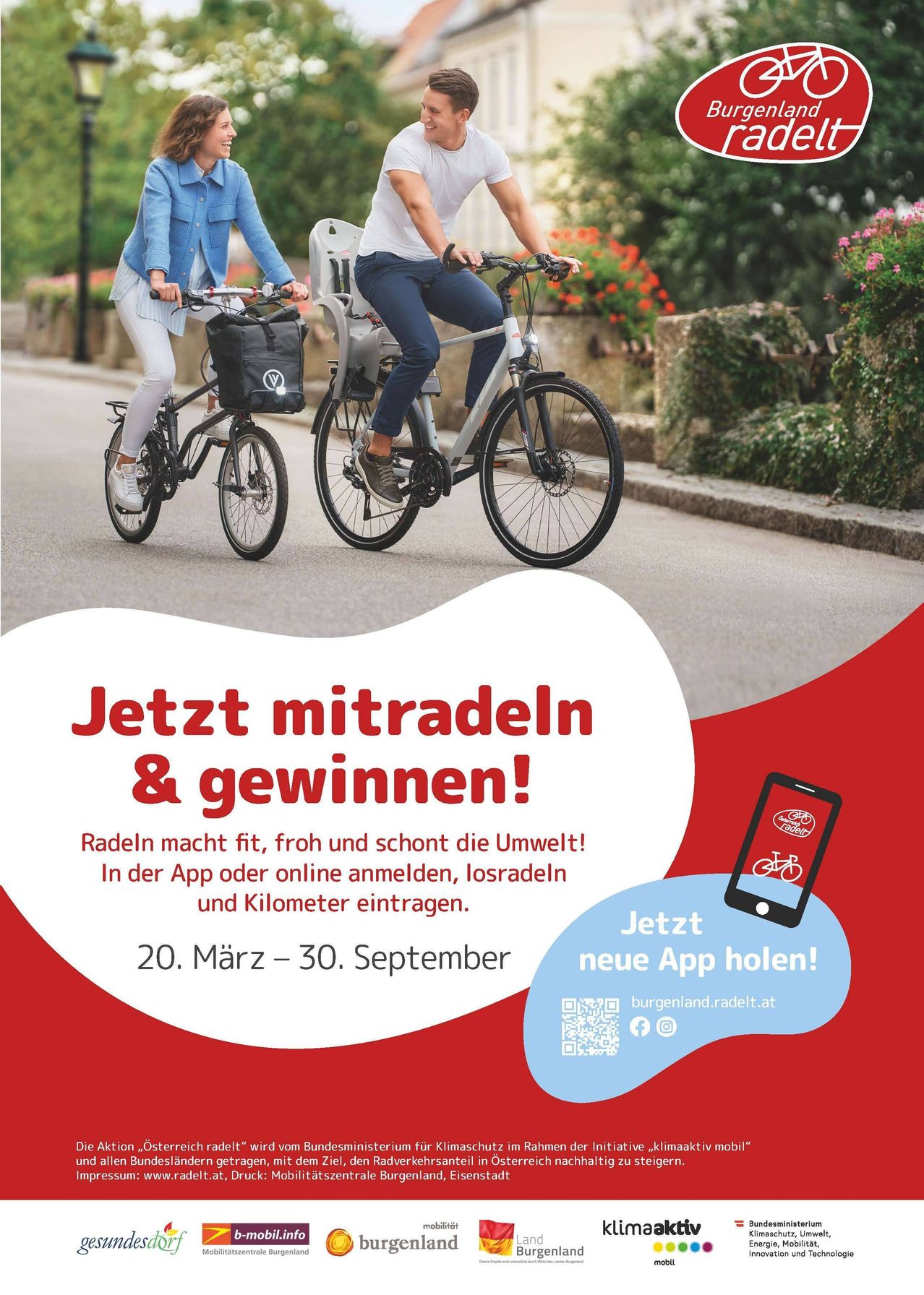 Zwei Radfahrer fahren auf einer Straße und bewerben eine App zum Radfahren. Der Text lautet: 'Jetzt mitradeln & gewinnen!' Es ermutigt, der App oder Online beizutreten, Fahrten und Kilometer einzutragen. Der Datumsbereich ist vom 20. März bis 30. September.