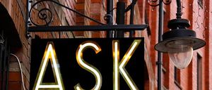 Bild enthält, Brick, Symbol, Number, Text, City, Urban, Sign