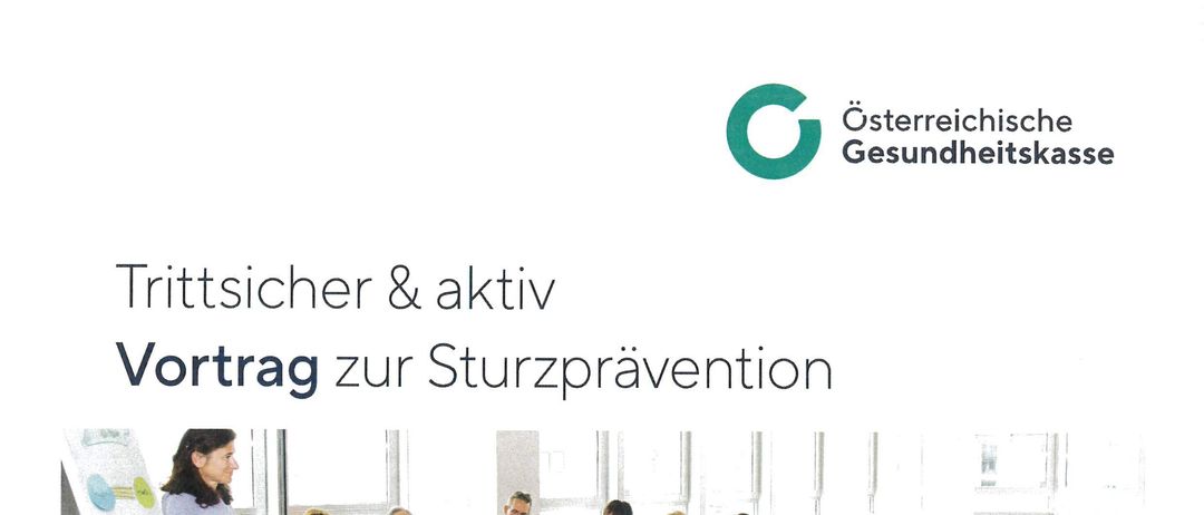 Ein Flyer für einen kostenlosen Vortrag über Sturzprävention von 'Trittsicher & aktiv'. Es zeigt eine Frau, die vor einer Gruppe von Menschen steht, die um einen Tisch sitzen, mit einem QR-Code und Kontaktinformationen.