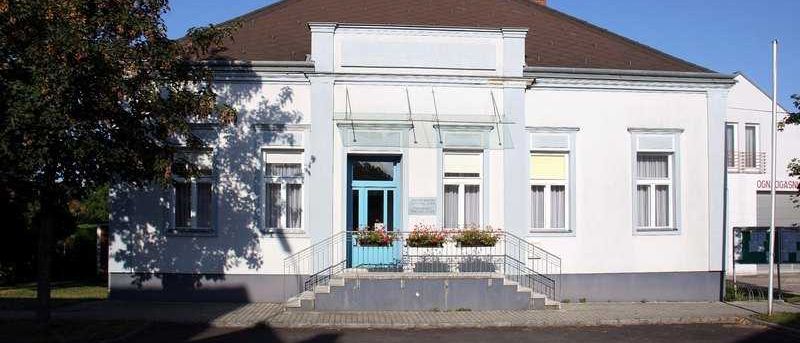 Bild enthält, Building, Housing, House, City, Portico, Villa