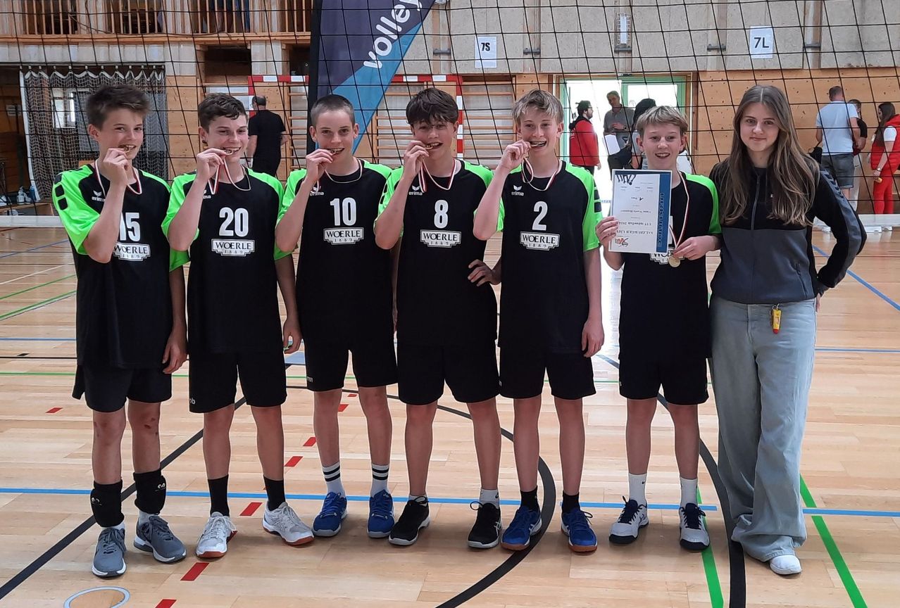 Bild enthält, Boy, Male, Person, Teen, Groupshot, People, Female, Girl, Shorts, Handbag