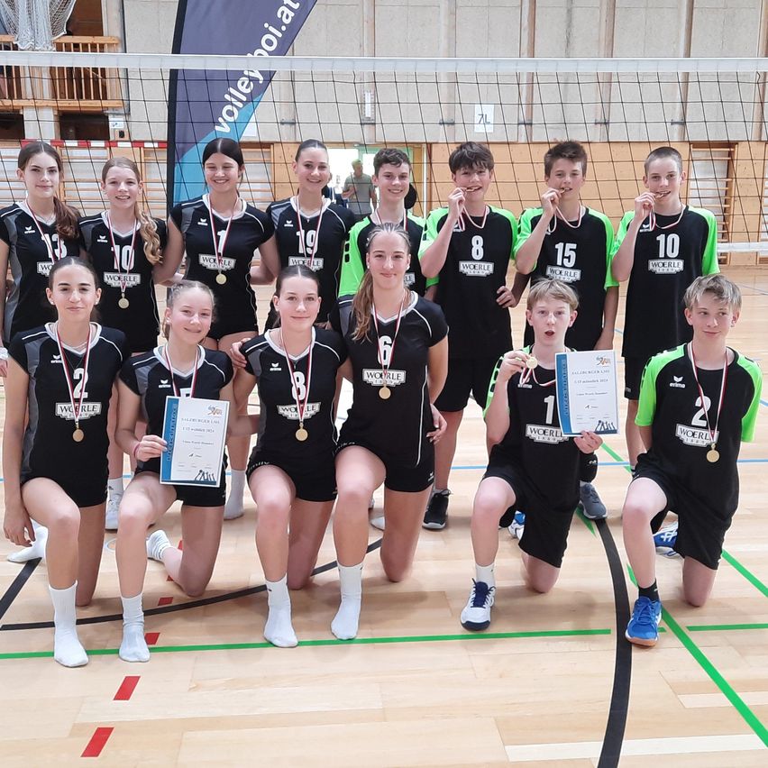 Bild enthält, People, Person, Volleyball, Volleyball Game, Boy, Child, Male, Sock, Shorts, Necklace