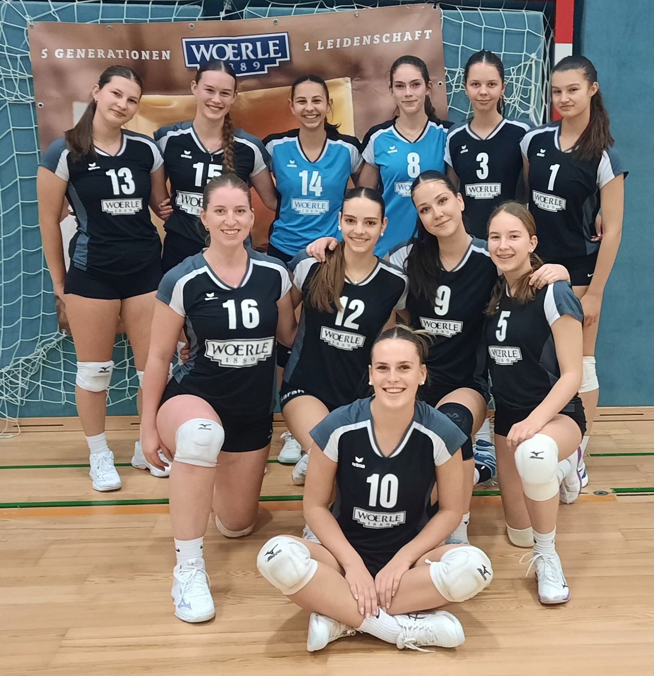 Bild enthält, Groupshot, Person, Athlete, Sport, Clothing, Shorts