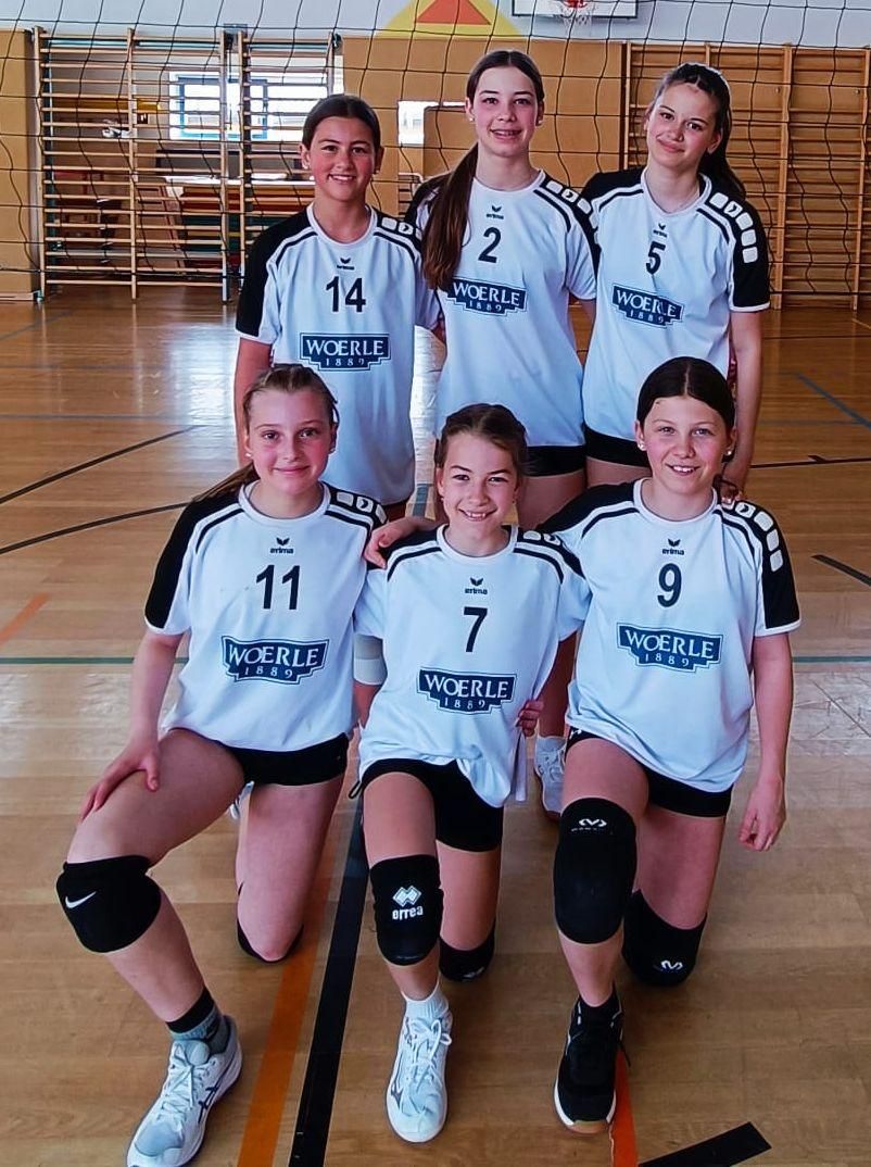 Bild enthält, People, Person, Clothing, Shorts, Groupshot, Face, Head