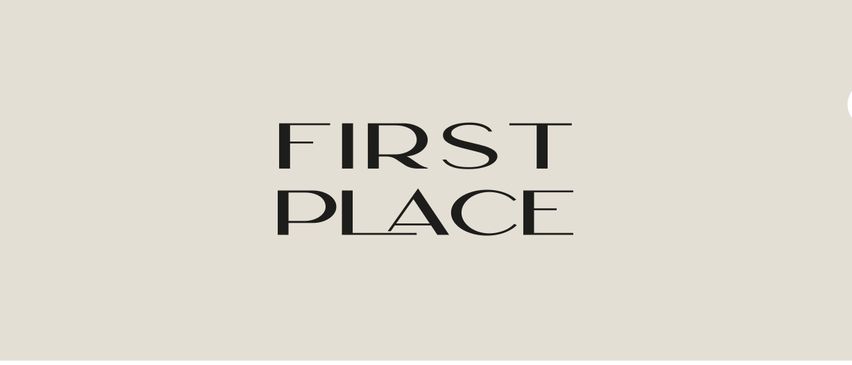 Das Bild zeigt zwei Worte, 'First' und 'Place', in fetter schwarzer Schrift auf einem hellbeigen Hintergrund. Die Worte sind zentriert und gleichmäßig beabstandet.