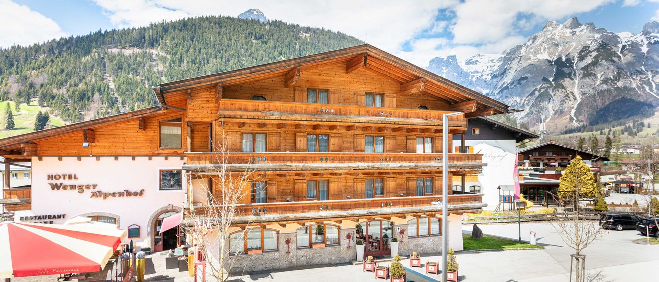 Bild enthält, Hotel, City, Plant, Resort, Outdoors, Shelter, Nature, Scenery, Person, Housing