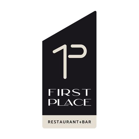 Schwarzes Schild mit weißem Text, das '1P FIRST PLACE RESTAURANT+BAR' besagt. Die '1' ist stilisiert, sodass sie wie ein 'P' erscheint.
