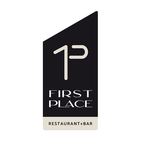 Schwarzes Schild mit weißem Text, das '1P FIRST PLACE RESTAURANT+BAR' besagt. Die '1' ist stilisiert, sodass sie wie ein 'P' erscheint.