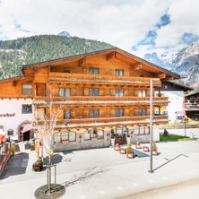 Bild enthält, Building, Hotel, City, Outdoors, Shelter, Resort, Nature, Scenery, Neighborhood, Car
