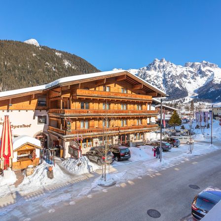 Bild enthält, Building, Hotel, Resort, Outdoors, Shelter, Nature, Scenery, City, Car, Person
