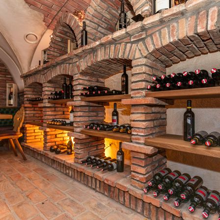 Bild enthält, Alcohol, Beverage, Liquor, Wine, Architecture, Building, Chair, Furniture, Wine Cellar